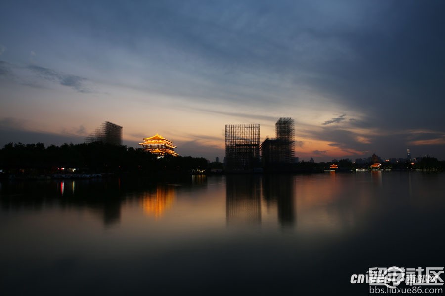 芙蓉湖上搭建舞台,舞台主体通过一幅展开的中国传统画轴,将西安城墙和